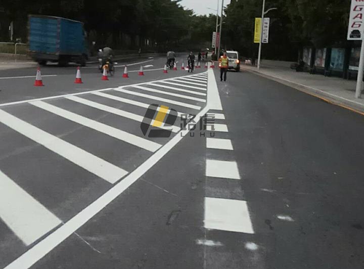 广州城区道路正在进行MMA双组份标线涂料施工,来往车辆请减速慢行!