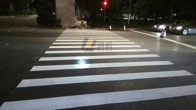 团青公路南明路口首次试点双组份道路标线涂料划设人行横道线