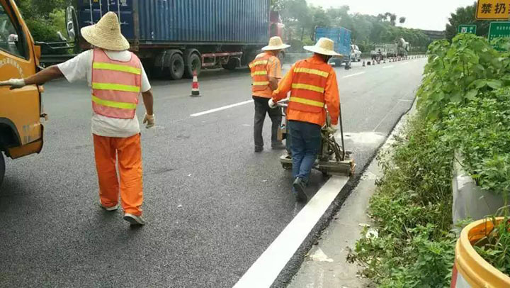 惠州道路标线涂料在施工时要注意哪些注意事项