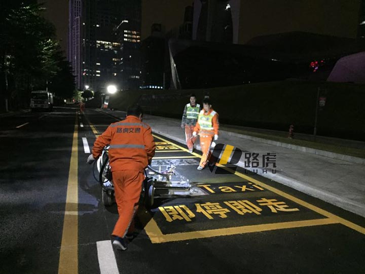 使用彩色防滑路面劣质材料的危害性—道路划线公司
