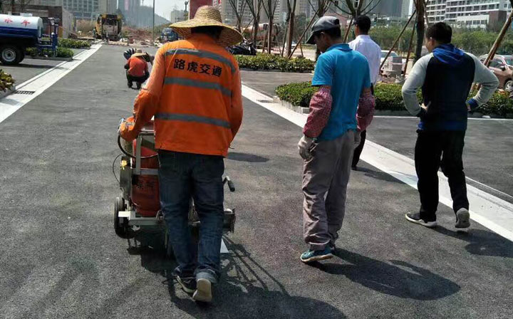 广州标线涂料厂家探讨下道路标线涂料的施工条件