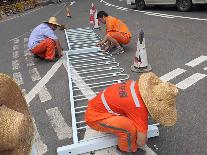 护栏对行人人身安全其中保护作用—广州交通设施厂家