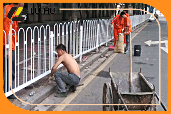高速公路交通护栏板的安装细节