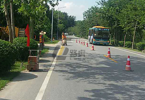 在寒冷地区路面标线施工会有怎么样影响因素?道路标线涂料厂家