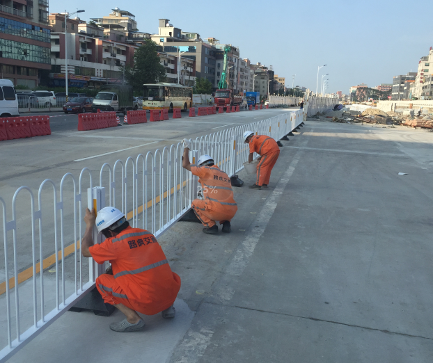 道路交通护栏在道路上起到什么功能