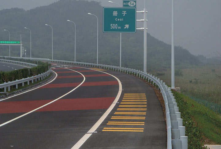 双组份彩色防滑路面在公交车道的应用-广东标线涂料厂家