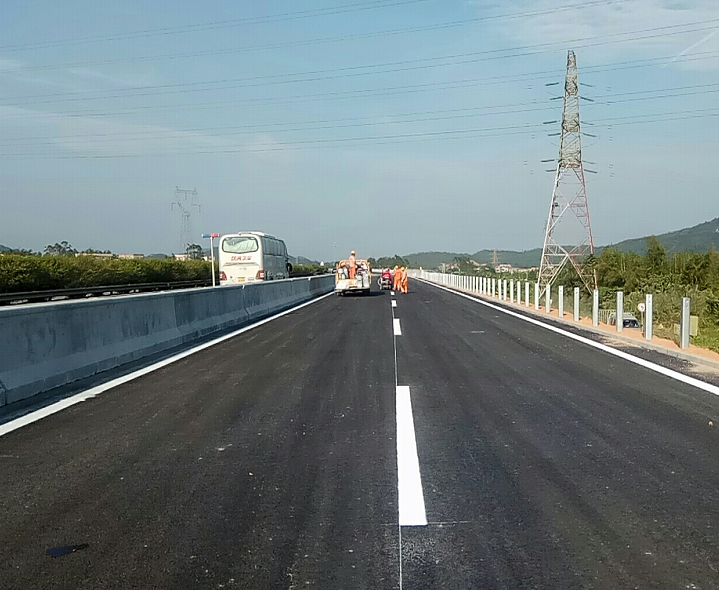 道路标线涂料厂家浅谈道路交通标线在道路上的作用