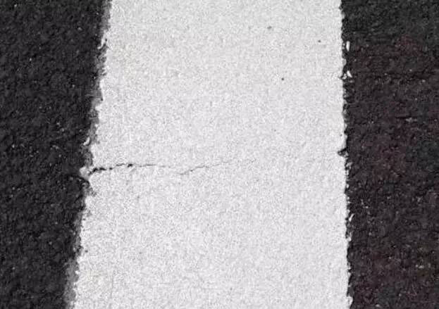 路虎交通：热熔标线涂料应用在路面开裂的不同原因分析