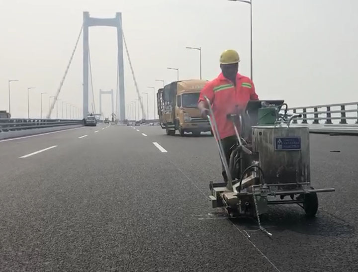 马路划线厂家谈谈热熔道路标线施工流程