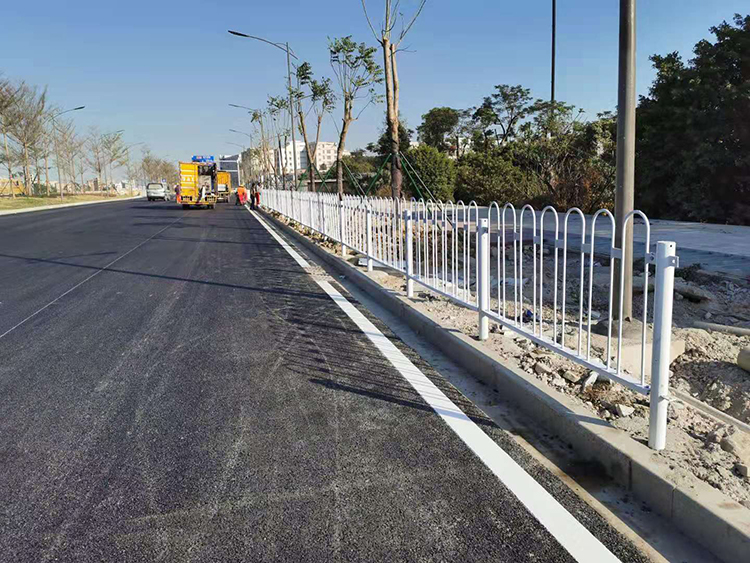道路护栏的分类及设置-交通设施厂家