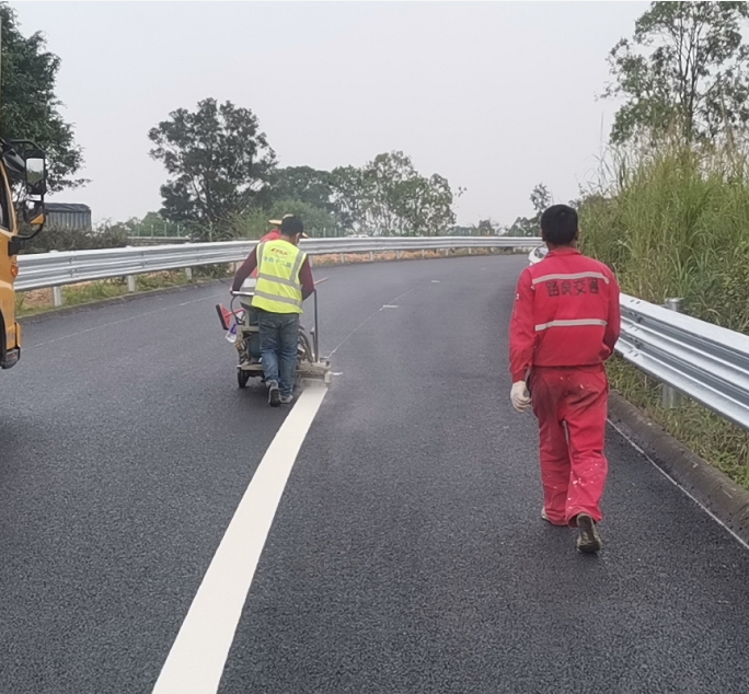 关于热熔划线跟冷漆划线的差别—道路标线涂料厂家
