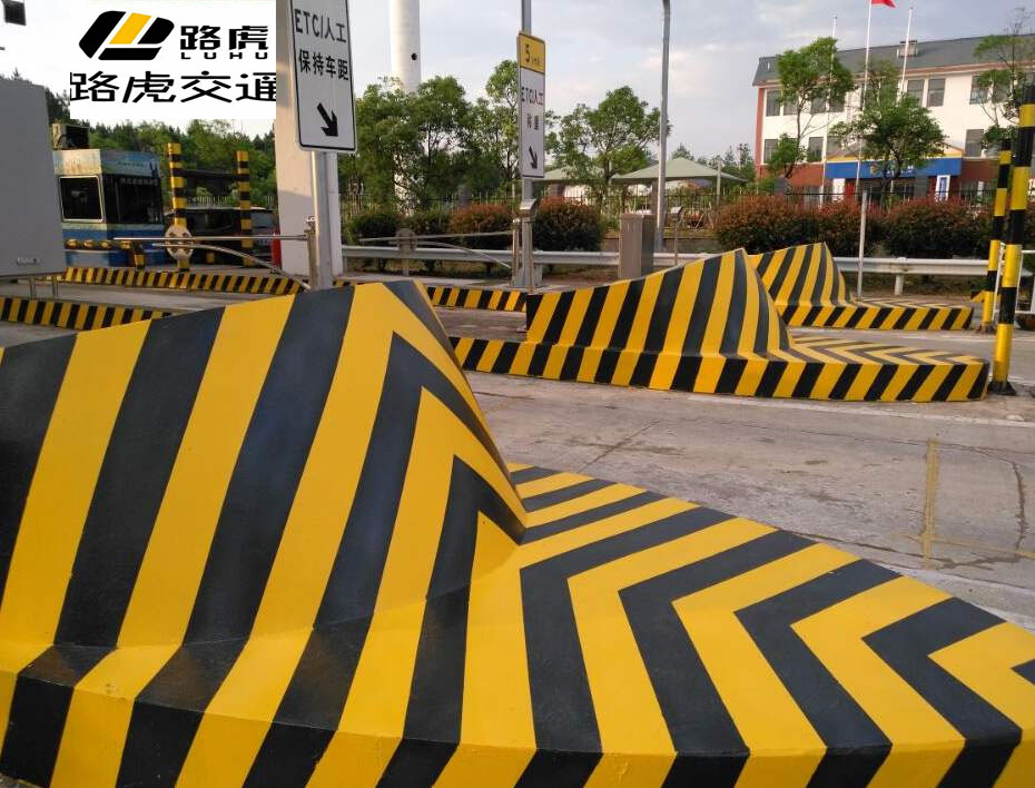 路虎交通:路沿石反光漆的应用效果