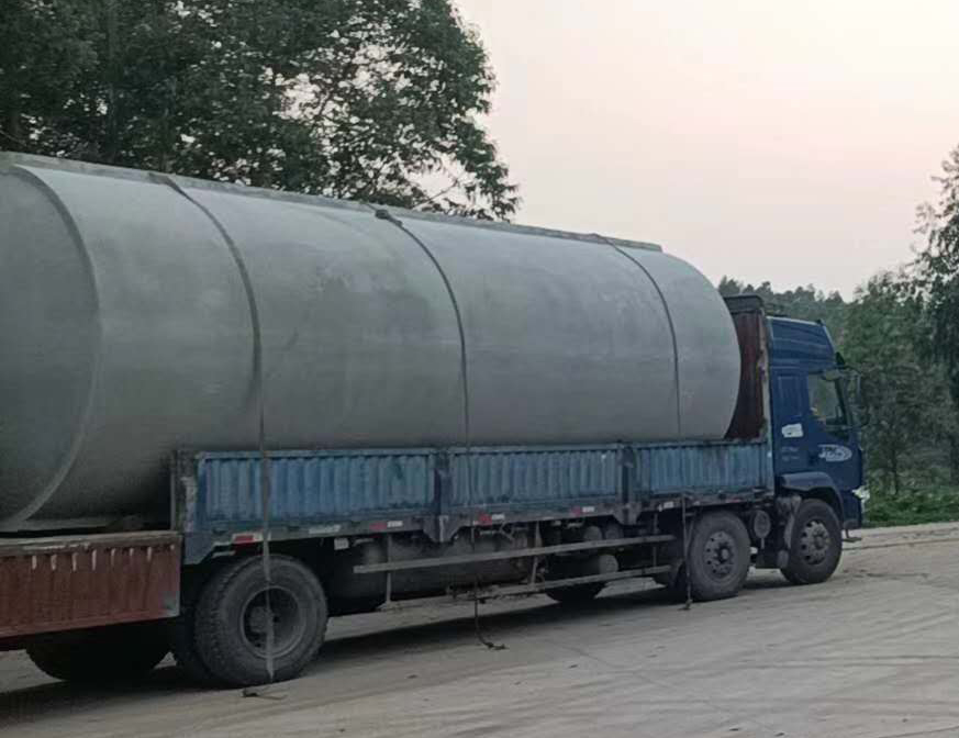 钢筋混凝土化粪池可以埋在房子的基础下面吗?