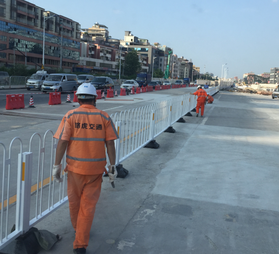道路交通护栏有着什么样的功能呢?道路护栏厂家