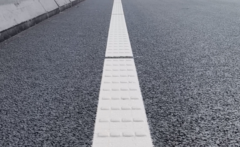 道路划线厂家浅谈撒布无色透明玻璃珠