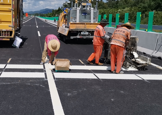 广州道路标线施工队在施工时要注意哪些事项