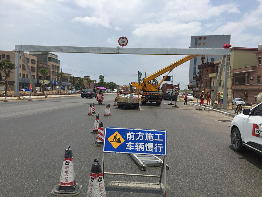 交通设施厂家简单介绍下道路施工牌的特点