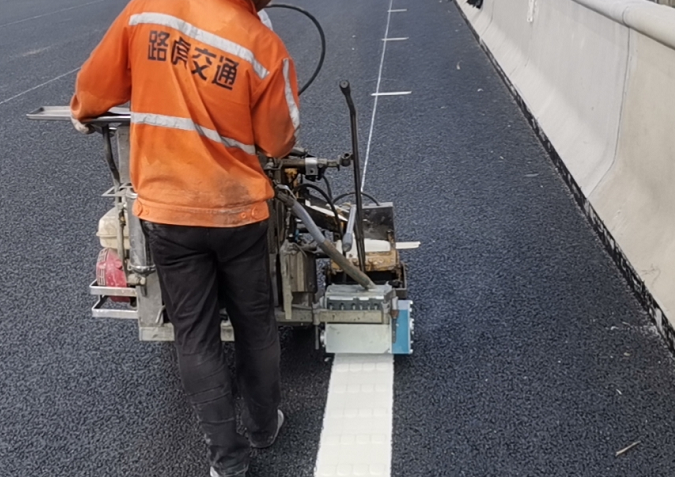 道路标线划线最常用到的机器设备有哪些?道路划线公司