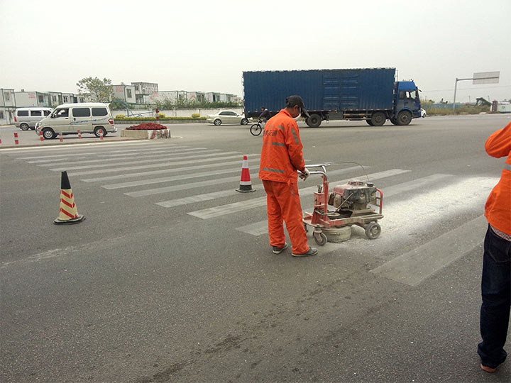 大面积的道路标线的清洗方法—广州道路划线公司