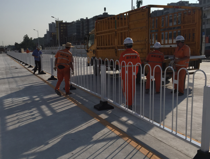 关于城市道路护栏在道路上的作用—道路交通护栏厂家