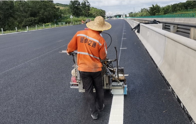 标线涂料厂家谈谈道路标线涂料的性能