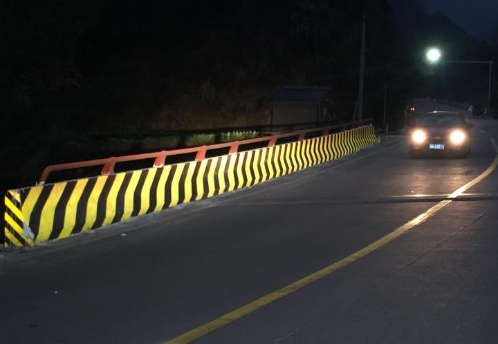 高速公路防撞栏涂刷反光漆的作用-反光漆厂家