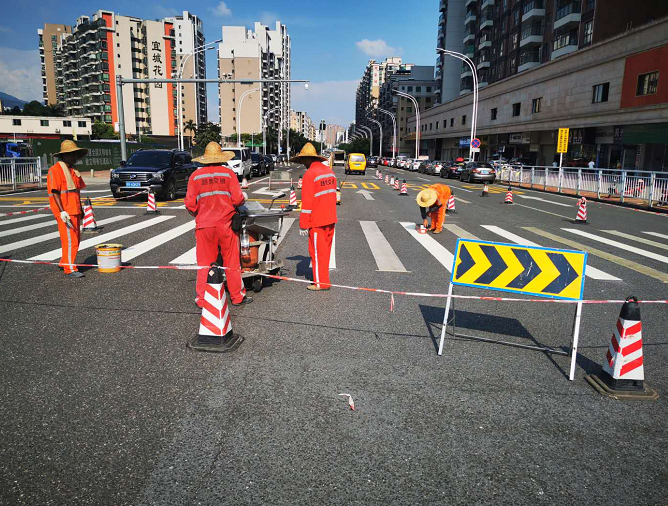 彩色喷涂道路路面有哪些特色呢?道路划线公司