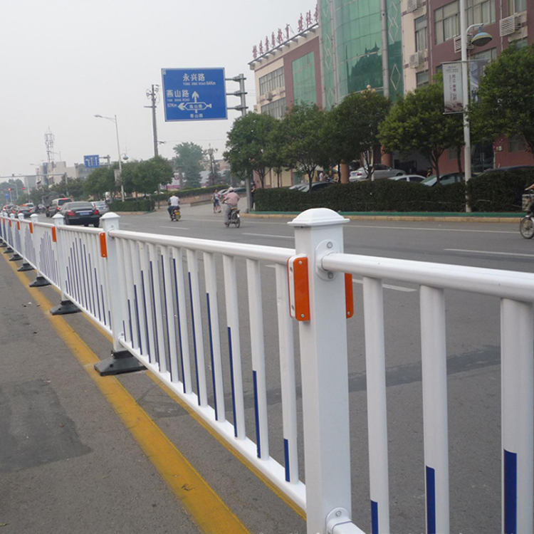 道路交通护栏厂家讲解锌钢交通护栏的应用