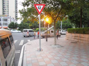 道路交通标志牌在肇庆街上完美展现