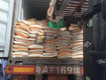 6个42尺货柜的热熔标线材料在路虎交通出口到南亚