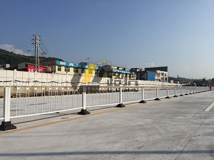 哪些路段需要安装到交通护栏？广州护栏设施厂家为您解答