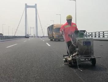 道路标线涂料生产厂家科普下热熔标线机