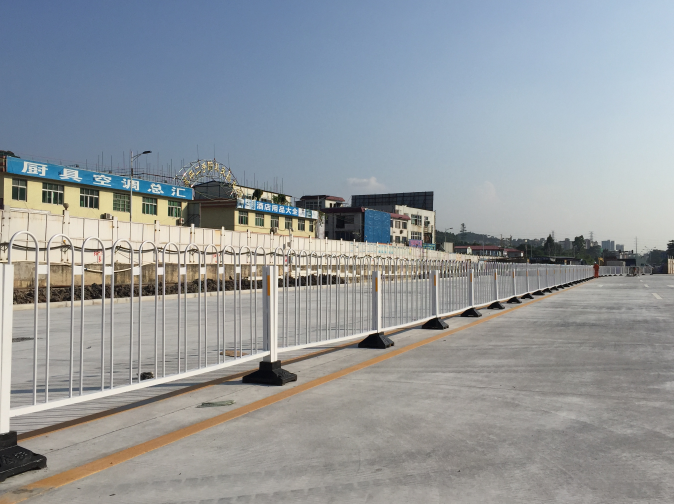 道路交通护栏在道路上起到保护作用