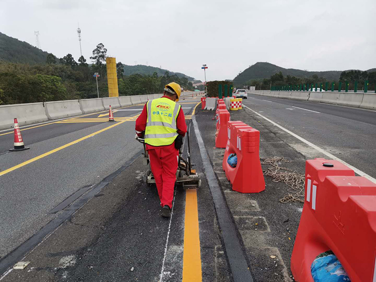 道路划线厂家总结道路标线对交通安全的影响