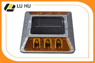 太阳能道钉有什么特点？交通设施厂家