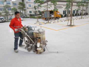 道路标线划线机的应用与特点-广东热熔标线涂料厂家