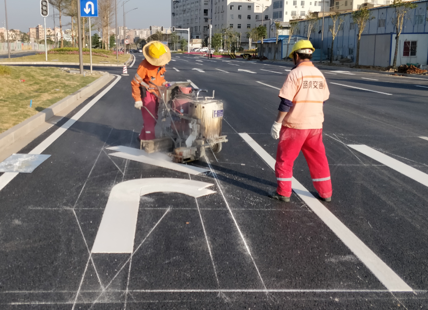 路虎交通：热熔标线涂料怎么样使用？