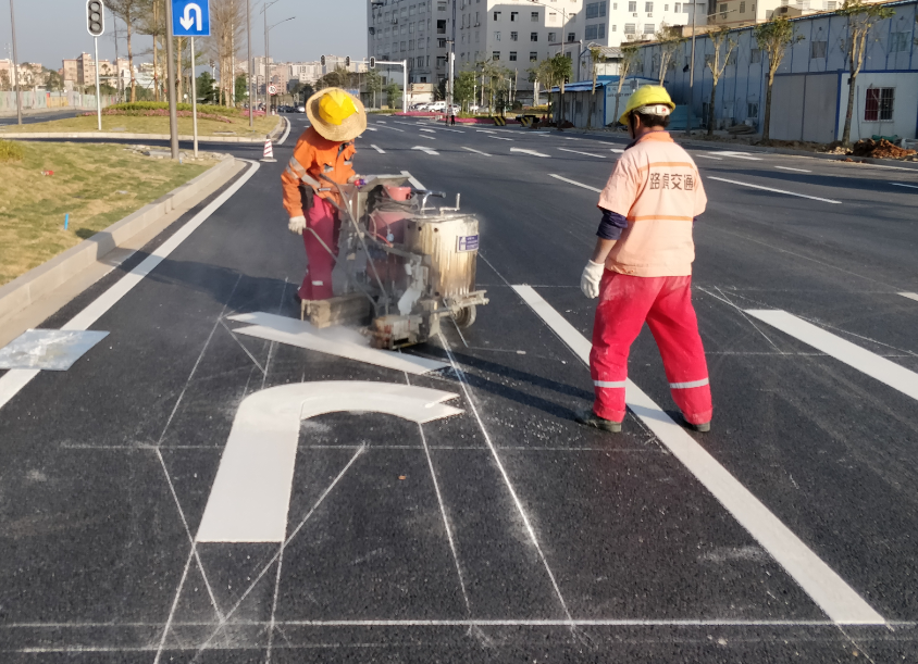 热熔标线涂料涂敷于公路上