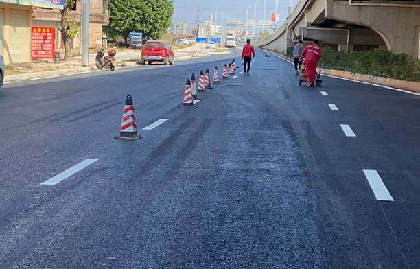 道路划线厂家谈谈交通标线的性能要求