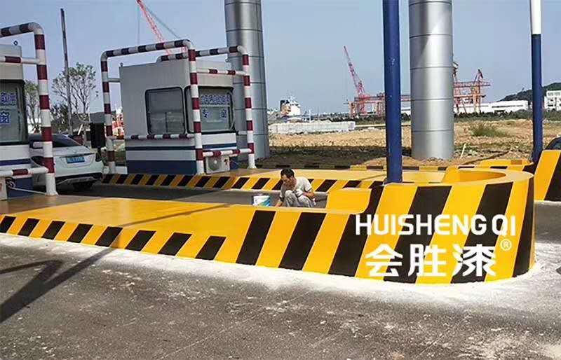 路虎交通：立面反光漆涂抹防撞墙的施工方法