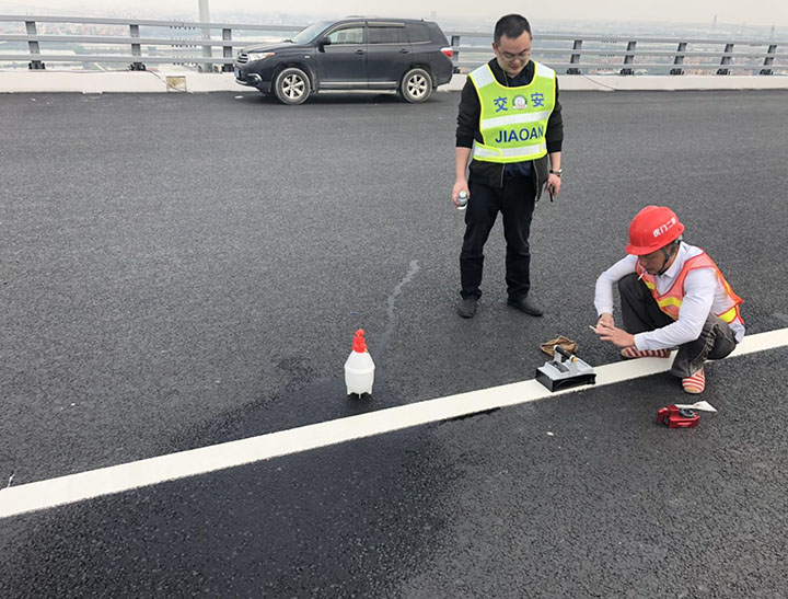 道路标线涂料的施工操作：路虎交通