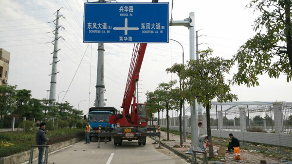 高速道路交通标志牌的作用详情：路虎交通